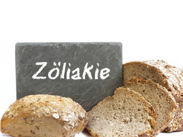 Brot und Brötchen und Schiefertafel mit Aufschrift Zöliakie