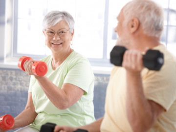 Zwei Senioren (Frau und Mann) machen Sport