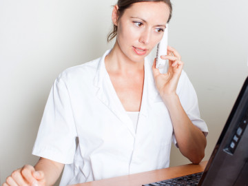 Frau mit Telefonhörer