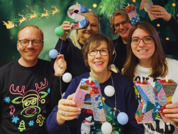 Gruppenbild DAS PTA MAGAZIN mit weihnachtlicher Deko 