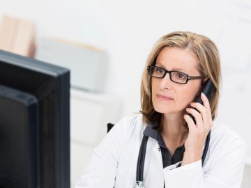 kompetente Ärztin am Telefon