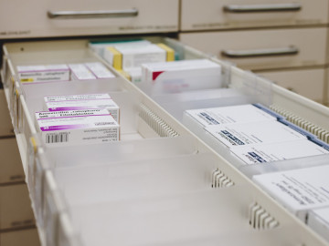 Leere Fächer im Arzneimittelschrank