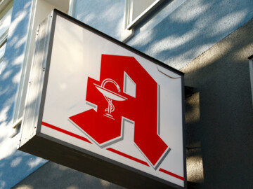 Leuchtreklameschild mit rotem Apotheken-A