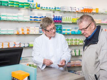 Senior wird in der Apotheke bedient