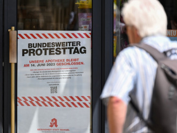 Protestplakate an der Apothekeneingangstür 