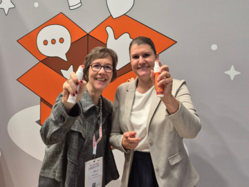 Redakteurin Stefanie Fastnacht (links) und Rezepturprofi Sarah Siegler (rechts) präsentieren das Erfrischungsspray.