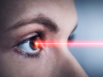 Laserstrahl trifft aufs Auge einer Frau