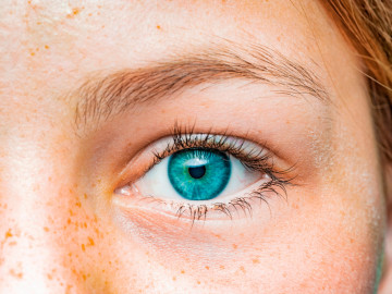 Nahaufnahme eines weiblichen Auges mit blauer Iris