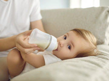 Baby bekommt ein Fläschchen