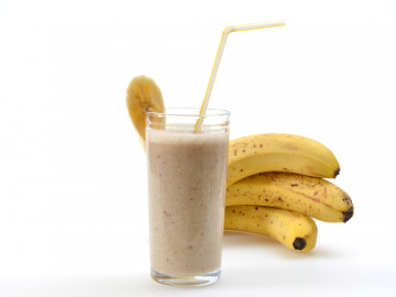 Bananen und Glas mit Bananenmilchshake
