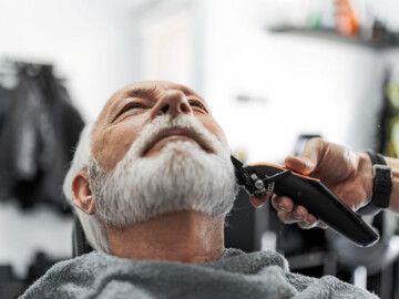 Senior beim Barber wird rasiert