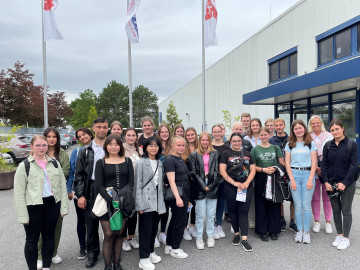 Die Schüler und Schülerinnen der PTA-Schule in Münster zu Gast bei Noweda