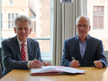 Stadtdirektor Thomas Paal (l.) und Andreas Vogd, Vorsitzender des Vereins PTA-Fachschule Westfalen-Lippe e. V., unterzeichnen den Vertrag