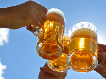 Antoßen mit Bierkrügen