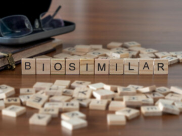 Wort „Biosimilar“ aus kleinen Holztäfelchen zusammengestellt