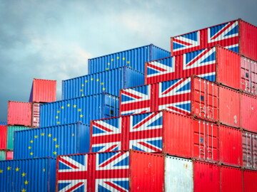 Frachtcontainer mit Flaggen der Europäischen Union und Großbritanniens