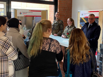 Mitarbeiter der Bundeswehrapotheke informieren angehende PTA der Beruflichen Schule Chemie, Biologie, Pharmazie, Agrarwirtschaft (BS 06) über Arbeitsmöglichkeiten