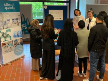 Mitarbeiterinnen der Adler Apotheke Wandsbek führen ein intensives Kennenlern- bzw. Beratungsgespräch mit künftigen PTA.