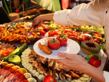 Mann bedient sich am Buffet