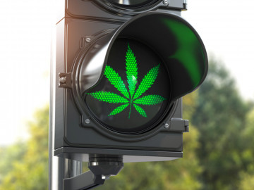 Ampel mit grünem Cannabisblatt