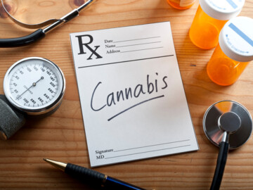 Notizzettel mit Cannabis und Rx aufschrift
