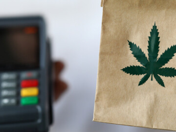 EC-Karten-Gerät und Papiertüte mit Cannbisblatt 