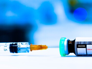 Impfstoffflaschen und Spritzen zur Injektion gegen das Chikungunya-Virus.