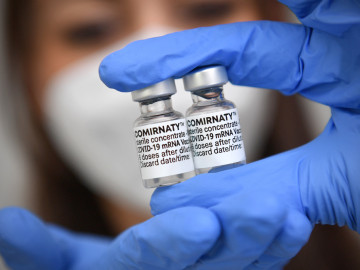 Impfstoffdosen mit Comirnaty von der Fa. BionTech Pfizer