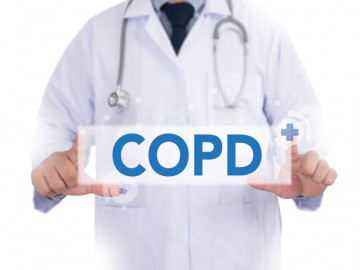 Arzt hält Schild mit COPD-Aufschrift