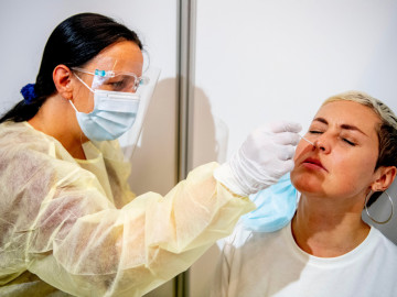 Coronatest: Frau macht Nasenabstrich