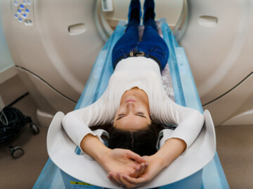 Frau beim CT-Screening