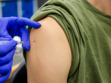 Impfstoff wird in den Arm injiziert