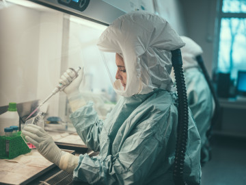 Das Institut für Mikrobiologie der Bundeswehr in München hat am 19. Mai 2022 auch erstmals in Deutschland bei einem Patienten das Affenpockenvirus zweifelsfrei nachgewiesen