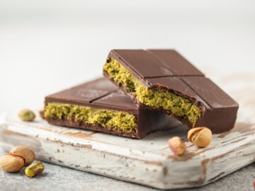Dubai-Schokolade: Vollmilschschokolade mit Pistaziencreme und knusprigem Teig