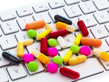 Tabletten und Computer Tastatur