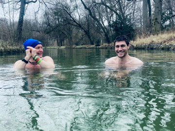  
Zwei Männer baden im Eisbach

