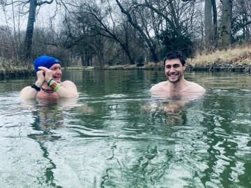  
Zwei Männer baden im Eisbach
