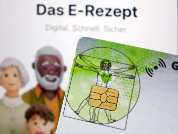 Elektronische Gesundheitskarte scharf im Vordergrund, unscharf im Hintergrund „Das E-Rezept – Digital. Schnell. Sicher“