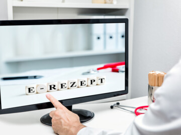 Bildschirm mit Wort E-Rezept aus Würfeln gebildet