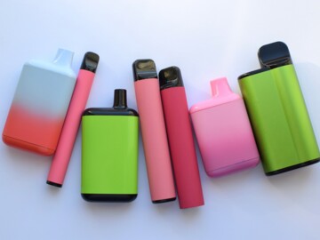 Abbildung unterschiedlicher Disposables, also von E-Zigaretten, die bereits mit E-Liquid befüllt sind, bunt