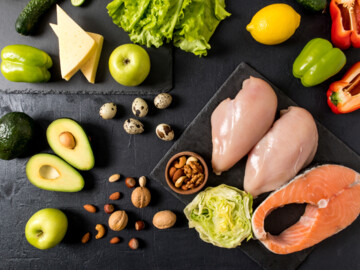 Verschiedene Lebensmittel reich an mehrfach ungesättigten Fettsäuren, zum Beispiel Avocado, Lachs, Walnüsse und Mandeln. Darüber hinaus Hähnchenbrustfilet, Käse, Apfel, Paprika, Zitrone und Salat.