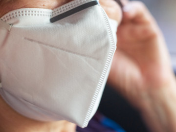Gesicht mit eng angelegter FFP2-Maske