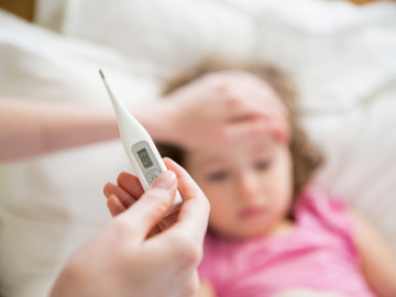 Fiebermessung mit digitalem Fieberthermometer beim Kleinkind