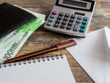 Euroscheine, Taschenrechner, Block und Stift