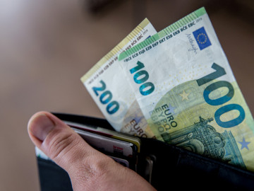 Geldbörse mit einem 100 und einem 200 Euro-Schein