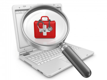 Lupe über einem Laptop, in der Vergrößerung ein Stethoskop