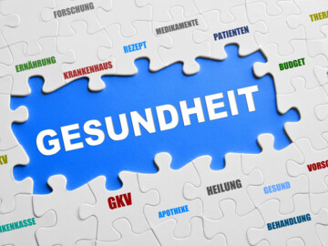 Puzzle mit blauer leerer Fläche in der Mitte, auf der Gesundheit steht. Drum herum auf weißen Puzzleteilen weiter Begriffe aus dem Gesundheitswesen wie Krankenhaus, Ernährung, Medikamente, GKV, Apotheke.