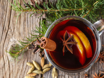 Glühwein mit Zimtstange, Sternanis und Orangenscheiben