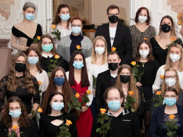 Absolventen der Trierer Gesundheitsfachschule für Pharmazeutisch-technische Assistentinnen und Assistenten (PTA) 