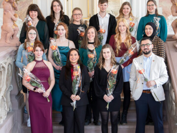Absolventinnen und Absolventen der Trierer PTA-Schule bei der Feier im Kurfürstlichen Palais: Majed Alhassan, Vanessa Ehl, Julian Gräff, Jana Hild, Freya Kristin Lauer, Elena Mertes, Anna Niederprüm, Abeer Obeid, Paula Schnubel, Elisa Stork, Sophie Web